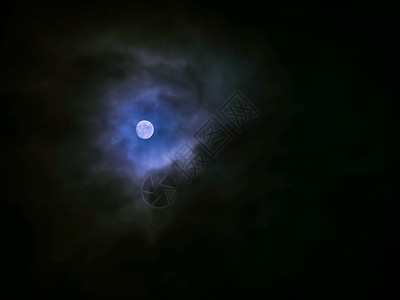 夜间有月亮和白云天文学气氛太阳蓝色地平线辉光行星卫星地球反射月光高清图片素材