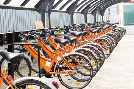 卖自行车仍在储存中的橙色自行车群背景