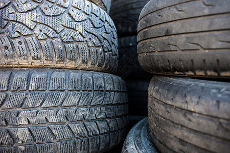 外胎旧旧旧轮胎盖的堆叠作坊物品外罩车辆橡皮服务汽车垃圾倾倒黑色背景