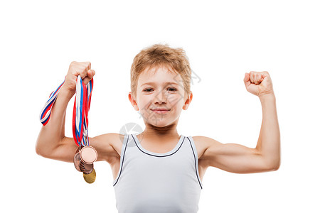 微笑的运动员冠军儿童男孩为胜利成功而出征勋章游戏青铜肌肉男生训练金子男人优胜者竞赛背景图片