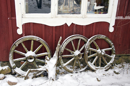 五驾马车古老马车轮和冬季雪背景