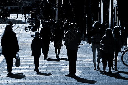 街上的人行人商业男人团体女性人行道阴影喧嚣人群多样性背景图片