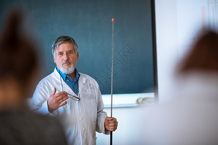 资深化学教授授课科学家微笑演讲男性职业老师智慧教育中学讲课公式高清图片素材