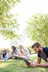 同学们一起在校园里翻校学校滚动男性朋友高等教育学习潮人平板大学生大学背景图片