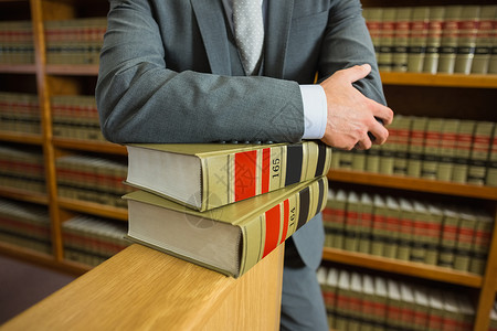 律师在法律图书馆中任职教育体积大学学习男人书架架子校园男性高等教育背景图片