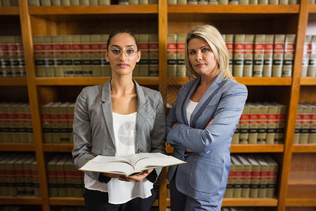 律师在法律图书馆看相像机混血体积伙伴教育大学同事书架教科书阅读女士背景图片