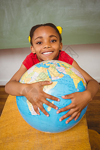 抱着地球的女孩抱着地球的可爱小女孩课堂学校拥抱女性黑色学习班级学生女学生童年背景