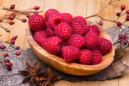 红色的碗树碗中的草莓季节沙漠木头生物覆盆子桌子甜点工作室团体饮食背景