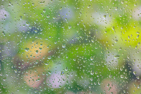 窗口玻璃上的雨滴高清图片