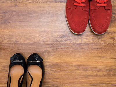 红运动鞋和黑人妇女鞋子背景图片