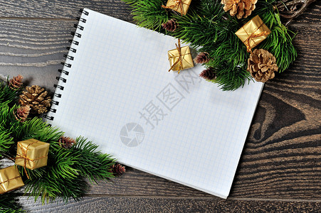 礼物边框装饰圣诞边框设计在木木背景上假期边界装饰品木板季节礼物框架枞树装饰松树背景