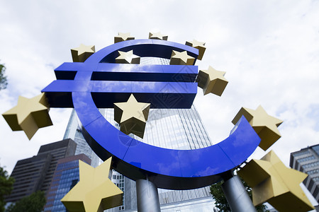 央行征信法兰克福欧洲央行欧元的欧元符号市中心房地产景观反射蓝色城市金融建筑玻璃天空背景
