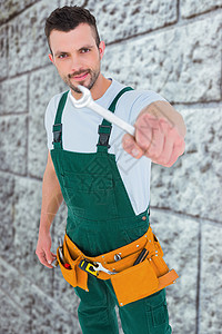 木匠显示扳手的复合图像工人绿色体力劳动技术员建筑修理工工艺人男性灰色维修背景图片