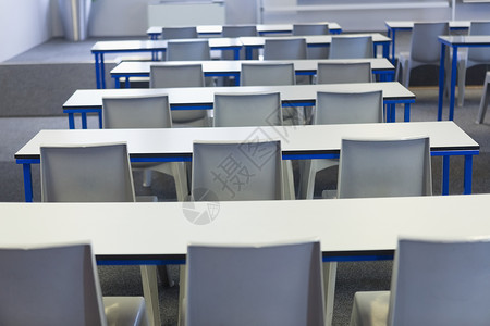 大学里空的教室课堂教育桌子椅子班级背景图片