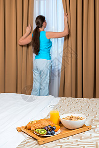 专心在酒店房间吃早餐的托盘高清图片