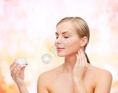 女人在皮肤上涂奶油美容卫生呵护容貌女士治疗抗衰老身体温泉矿物滋润高清图片素材