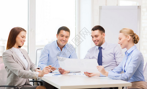 具有微笑的商务团队在办公室中进行讨论头脑企业家风暴人士男人会议同事简报战略团体主意高清图片素材