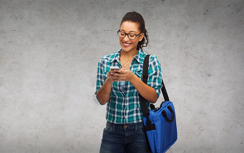 带智能手机和袋子的眼镜上的学生女孩知识大学邮件青少年检查学校技术电子邮件爆炸紧迫高清图片素材