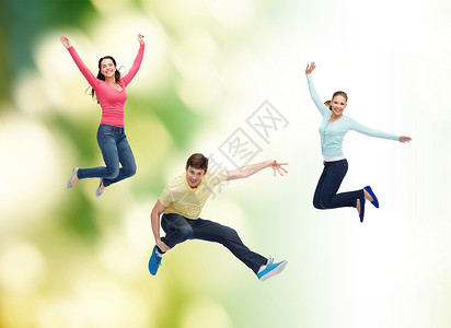 一对跳拉丁人一群微笑着的青少年在空中跳跃自由飞行空气喜悦行动拉丁航班团队团体男人背景