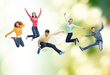 一对跳拉丁人一群微笑着的青少年在空中跳跃航班朋友们幸福乐趣行动生态团体空气喜悦拉丁背景