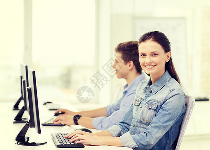 两个在计算机课上笑着笑着的学生大学监视器课堂技术教育考试测试演讲互联网电脑背景图片