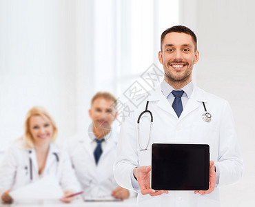 带平板电脑Pc的笑着微笑的男医生外套会议屏幕广告药品医疗保险男人房间团队团体背景图片