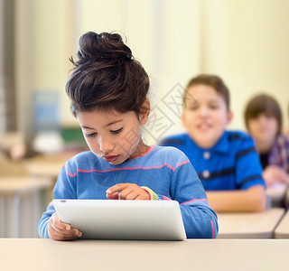 在课堂上使用平板电脑的女学生班级时间学习男孩们拉丁学习者互联网技术童年上学初级高清图片素材