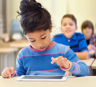 在课堂上使用平板电脑的女学生孩子们女孩互联网小学生同学工具学习学习者技术上学拉丁高清图片素材