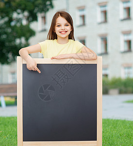 说课模板快乐的小女孩用手指对黑板木板学校广告教育课堂学生广告牌孩子校园学习背景