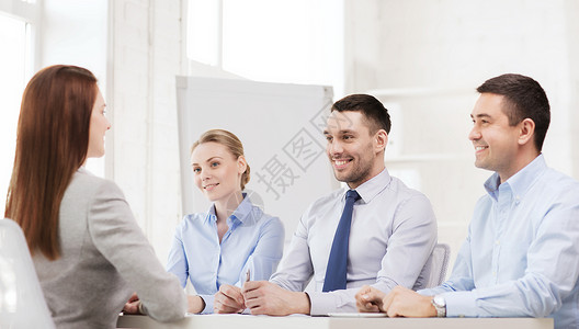 在办公室面试时微笑着的女商务人士委员会工作商务拉丁职业成人雇主控制板女士候选人企业家高清图片素材