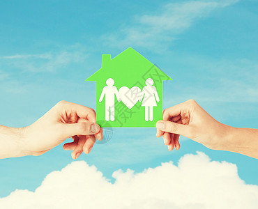 手托着房子带着家人手握绿屋家庭保险天空住房孩子投资环境财产女士力量背景
