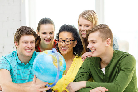 在学校看着地球的5名微笑着笑着的学生教育团队旅游男性知识男孩们行星女孩们地理学者背景图片