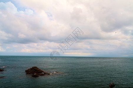 渔夫岩石地方Getaria 盖地流动城市天空水晶石头环境蓝色太阳岩石海浪背景