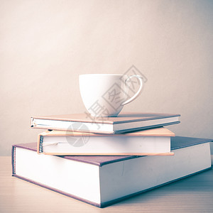带咖啡杯的书本堆叠杯子棕色木头咖啡图书红色桌子下雨蓝色食物背景图片