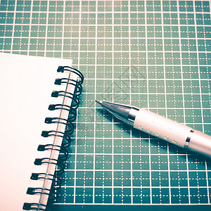 以笔记本 在剪接的垫上床单几何学办公室公告测量咖啡金属绿色数字木板背景图片