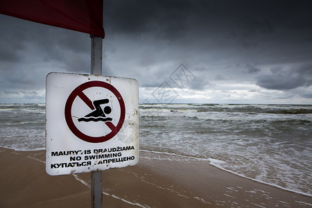 无游泳红色波浪旗帜危险风暴背景图片