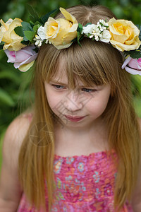 粉色小花圈6岁长头发戴皇冠的6岁女孩背景