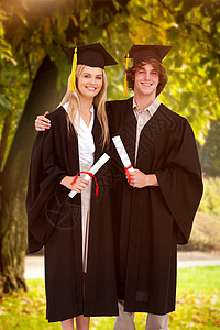 两名身着研究生袍的学生肩肩并肩的复合形象长椅生长拥抱证书牧场文凭女性草原场景成就背景图片