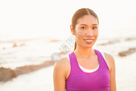 适合的女子在舞会上对镜头微笑背景图片