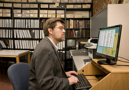搜索计算机数据库档案的研究员( E)背景图片