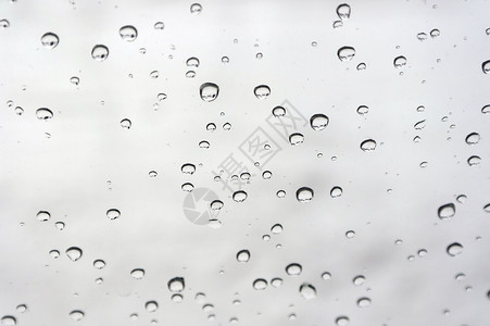 在寒冬的雨天驾驶灰色窗户天空时间下雨蓝色玻璃薄雾雨滴背景图片