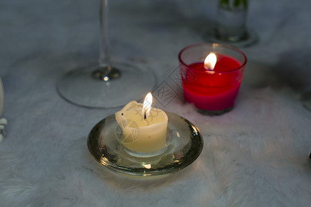 红的和白的香烛石头蜡烛按摩香气火焰治疗白色水平桌子黄色背景图片