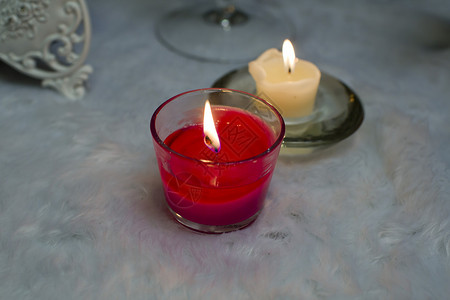 红的和白的香烛黄色火焰按摩白色香气石头水平冥想桌子蜡烛背景图片
