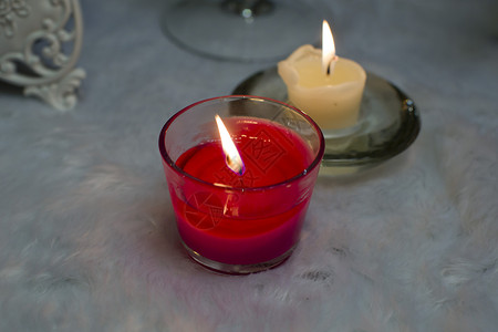 红的和白的香烛治疗香气按摩石头冥想黄色水平桌子蜡烛火焰背景图片