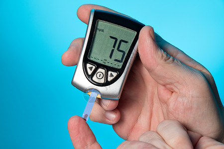 抓不住你手血糖测量表 以检查血糖水平葡萄糖控制疾病化合物仪表测试胰岛素碳水手指样本背景