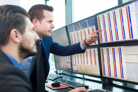 股票交易商在看电脑屏幕人士办公室金融交易员库存战略市场生长企业家首都经理高清图片素材