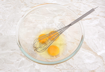 在碗里鸡蛋三个鸡蛋在一个玻璃碗里 带着小胡子背景