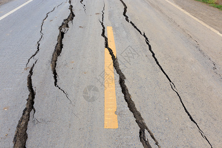 地震裂痕破碎的沥青路运输腐败裂痕地面侵蚀交通街道裂缝小伙子路面背景