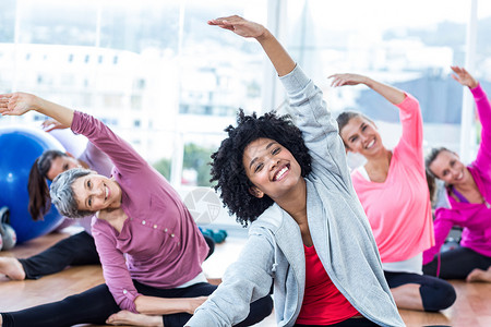 富足的妇女用举起的手力锻炼拉伸女士健身房快乐运动服成人护理闲暇活动健身室快乐的高清图片素材