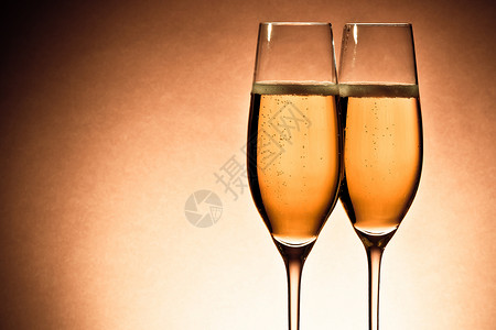 抗日战争胜利纪念日两杯香槟 配有金泡泡和文字空间的两杯香槟周年气泡玻璃长笛嘶嘶液体工作室乐趣水晶奢华背景